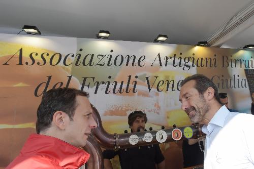 Il governatore Massimiliano Fedriga e il direttore di PromoTurismoFvg, Lucio Gomiero, in Barcolana allo stand di PromoTurismoFvg